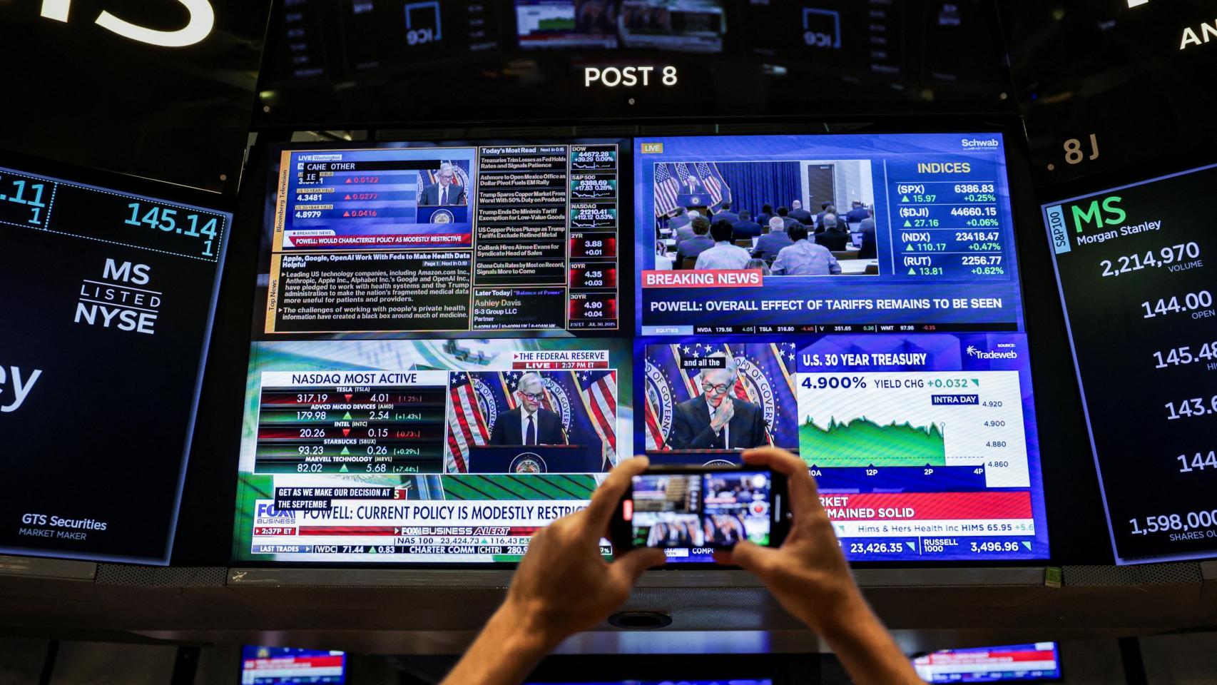 Una pantalla del interior del edificio de la Bolsa de Nueva York.