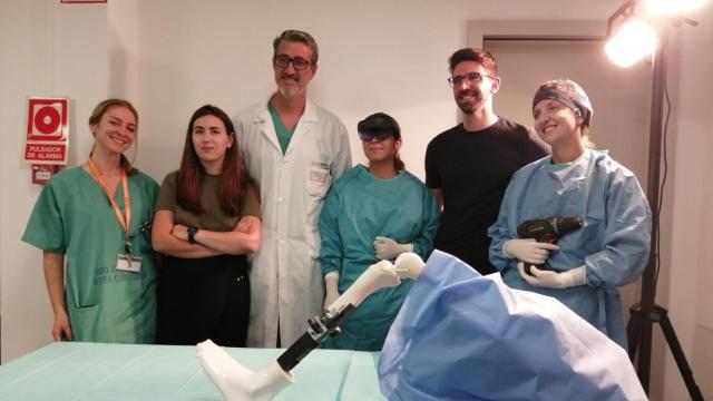 Parte del equipo de Traumatología del CHUAC junto a personal investigador del Citeni.