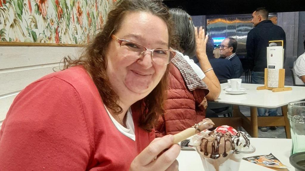 La cuidadora Teresa de Jesús Rodríguez González, asesinada por el marido de una usuaria del servicio de dependencia, sonríe mientras disfruta de un helado.
