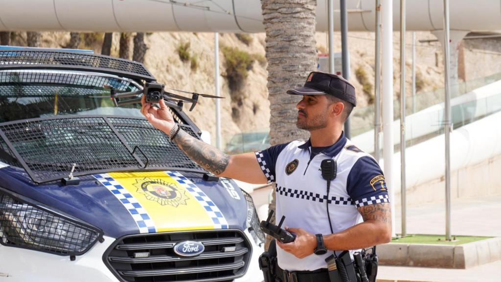 El agente vigila la playa del Postiguet con las aeronaves.