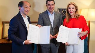 El presidente de la Junta de Andalucía, Juanma Moreno, con el responsable de la japonesa Hitachi.