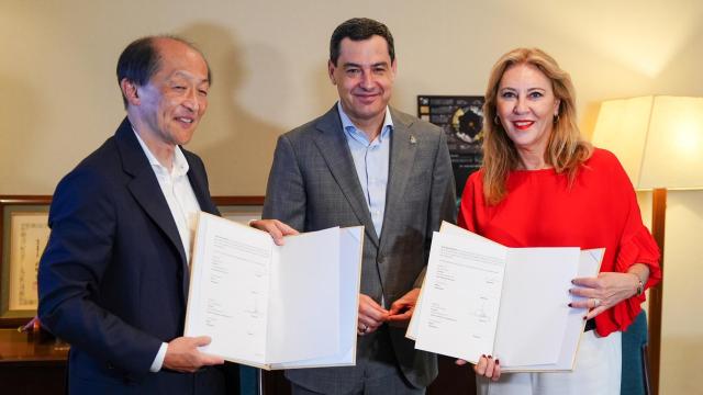 El presidente de la Junta de Andalucía, Juanma Moreno, con el responsable de la japonesa Hitachi.