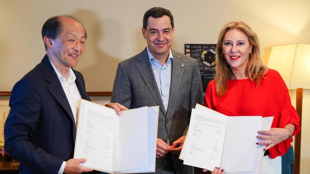 El presidente de la Junta de Andalucía, Juanma Moreno, con el responsable de la japonesa Hitachi.