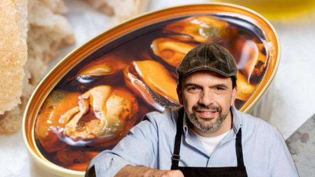 El chef Jesús Sánchez, junto a unos mejillones en lata.