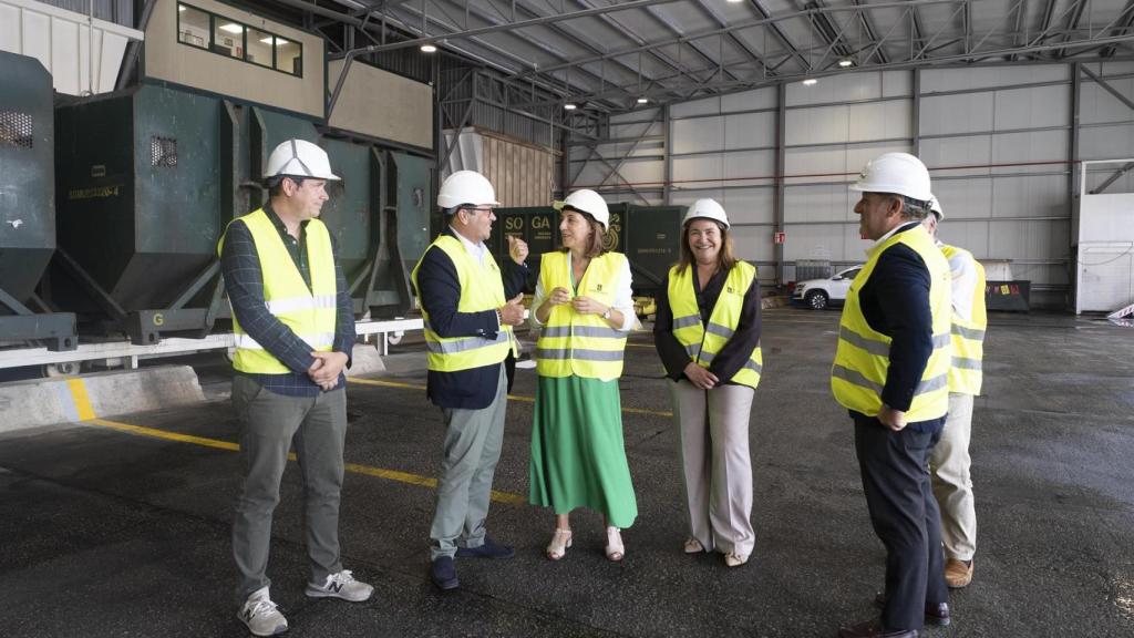 La conselleira Ángeles Vázquez durante su visita a la planta