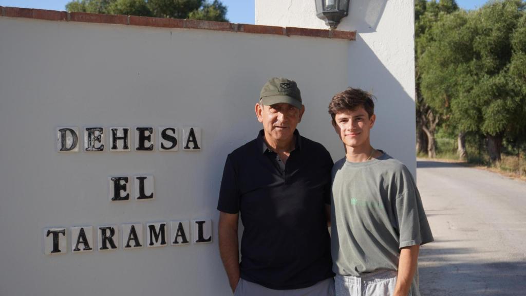 Juan José Vera y Aarón Palacio, a las puertas de El Taramal.