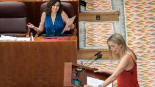 La presidenta de la Comunidad de Madrid, Isabel Díaz Ayuso y la portavoz del PSOE en la Asamblea, Mar Espinar, en el pleno del 19 de junio.