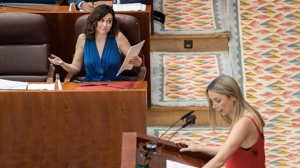 La presidenta de la Comunidad de Madrid, Isabel Díaz Ayuso y la portavoz del PSOE en la Asamblea, Mar Espinar, en el pleno del 19 de junio.