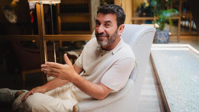 El humorista, Arturo Valls, posa durante una entrevista con EL ESPAÑOL.