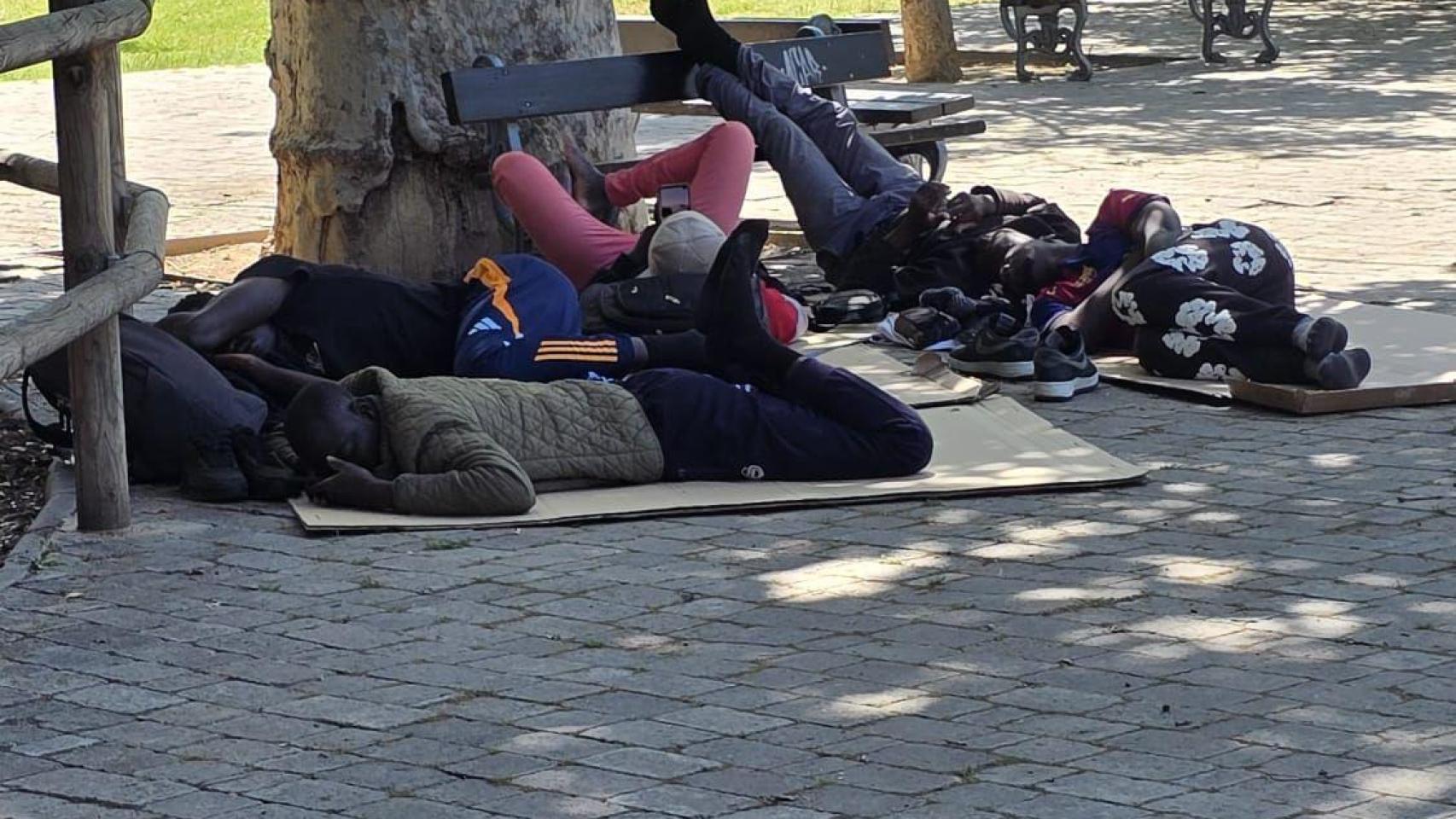 Personas sin hogar durmiendo en el parque Bruil de Zaragoza.