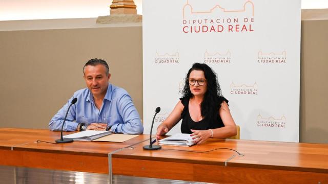 La portavoz del Equipo de Gobierno, Rocío Zarco, y el vicepresidente de Organización Interna, Adrián Fernández.