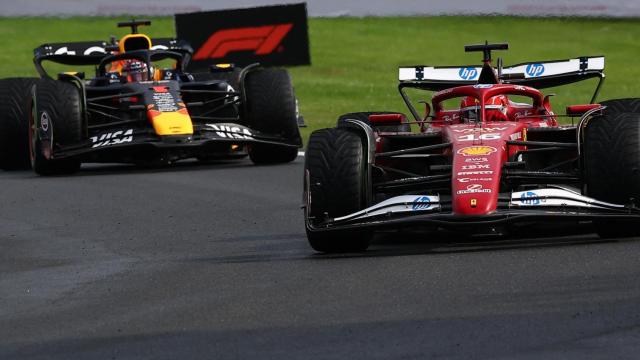Leclerc y Verstappen, durante el GP de Spa.