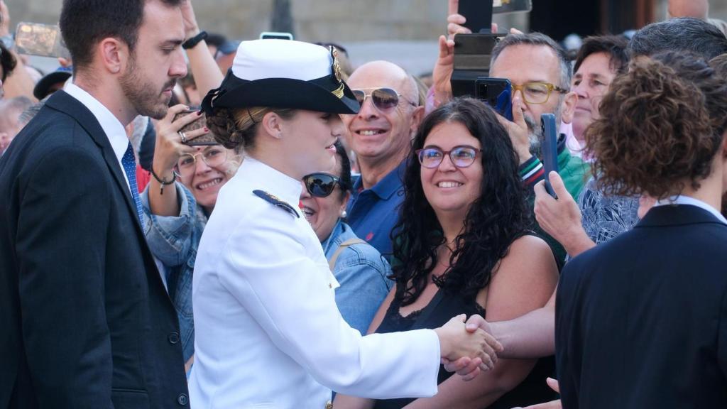 La Princesa de Asturias saluda a asistentes, antes de recibir la “Medalla de Oro de Galicia 2025”, en el Pazo de Raxoi, a 13 de julio de 2025, en Santiago de Compostela, Galicia (España)