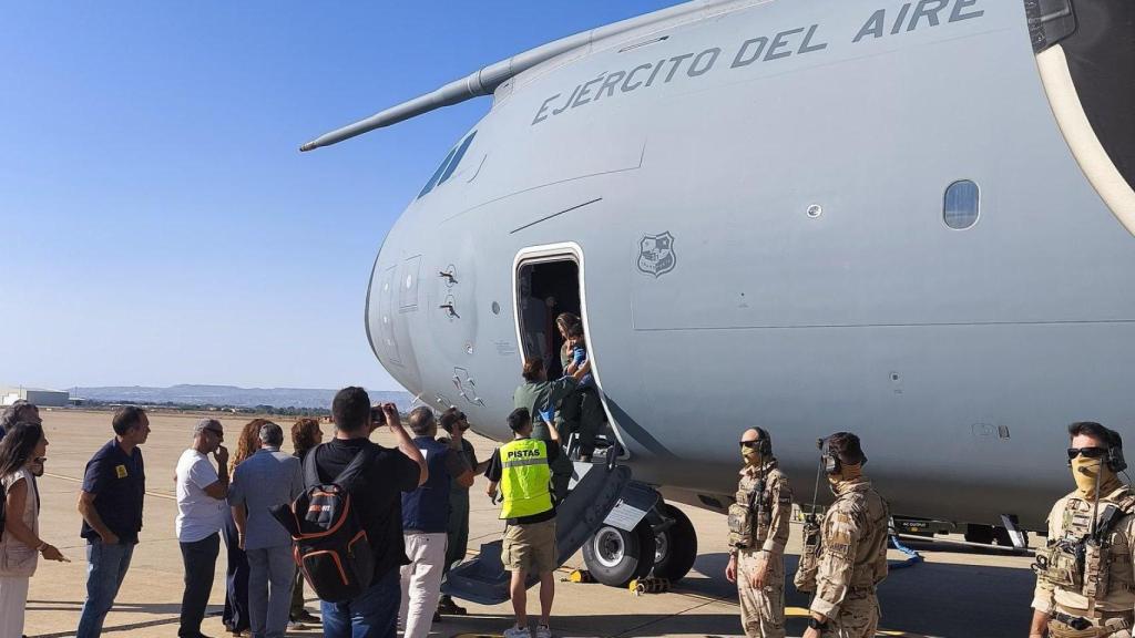 El avión, a su llegada a Zaragoza.
