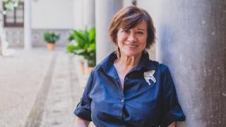 La periodista y escritora, retratada en el salón de comisiones del Ayuntamiento de Granada.