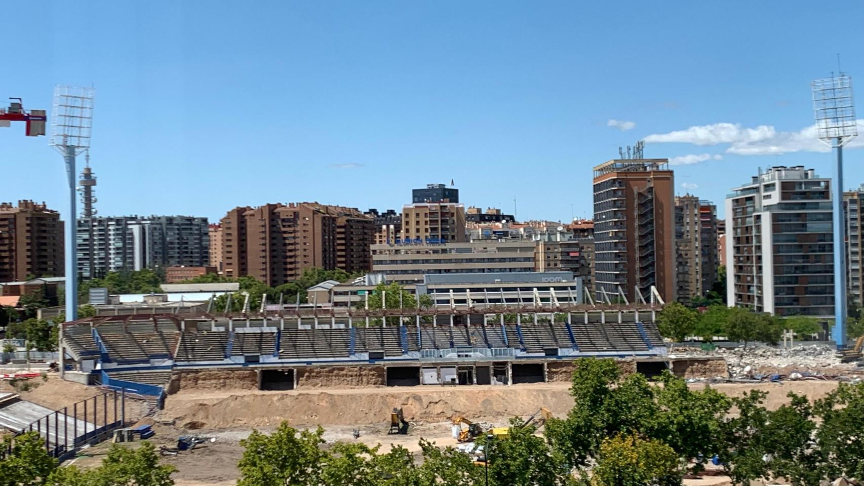 La antigua Tribuna de Preferencia, a punto de ser engullida por las máquinas.