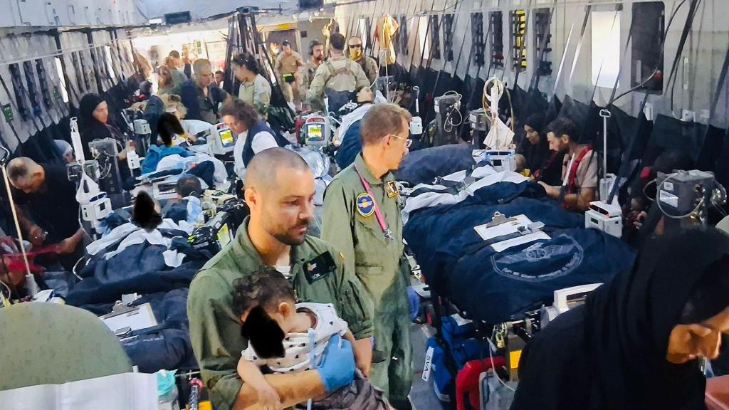 Interior del avión medicalizado por la UMAER que ha recogida en Amman, Jordania, a los niños gazatíes y a sus familias.