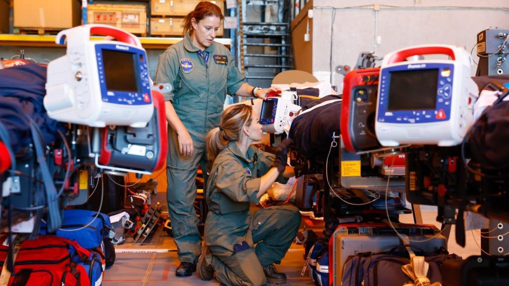Un grupo de militares de la UMAER prepara los aviones medicalizados A400 del Ala 31 que viajaron de Torrejón de Ardoz a Ammán.