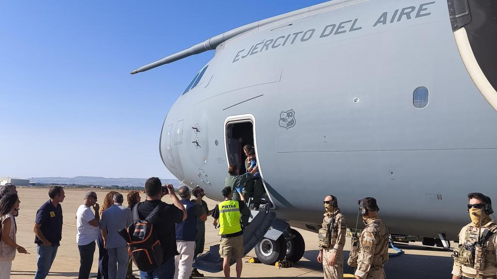Llegada del A400M del Ejército del Aire y del Espacio a la base aérea de Zaragoza.