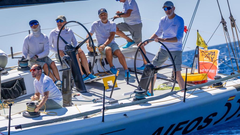 El Rey Don Felipe a bordo del Aifos durante una de las pruebas disputadas este jueves