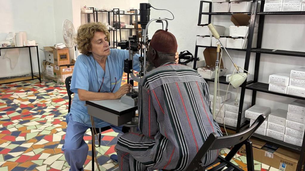 Herminia Pintado atiende a un paciente durante el proyecto de cooperación de Solidariedade Galega en Senegal.