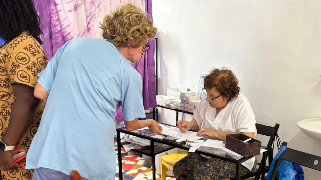Herminia Pintado y Fina Rodríguez en un momento durante su labor de cooperación en Senegal.
