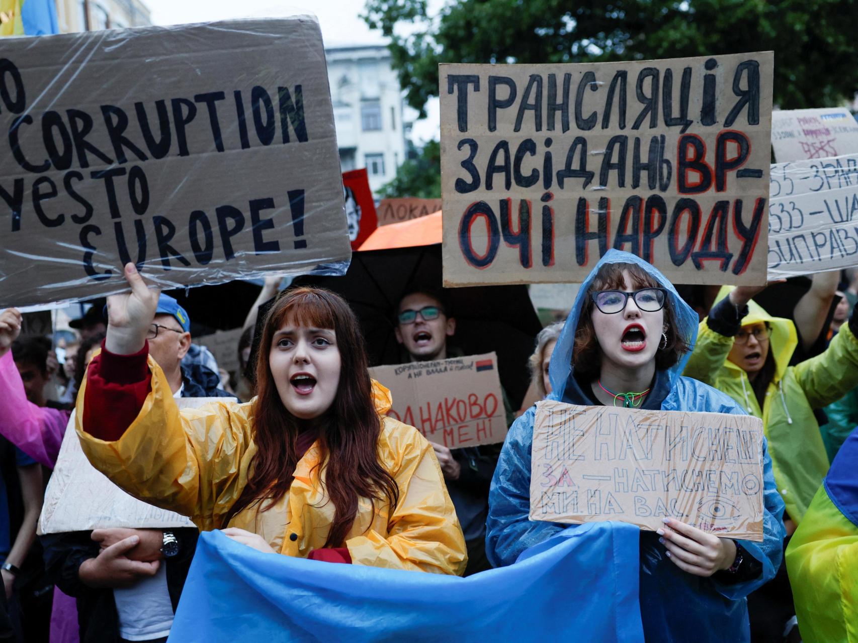 Manifestantes sostienen pancartas durante una concentración previa a la votación en el Parlamento el jueves.