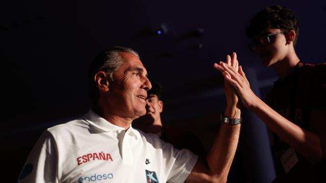 El técnico de la Selección española de baloncesto, Sergio Scariolo, saluda a un joven aficionado durante la presentación del equipo que representará a España en el Eurobasket.