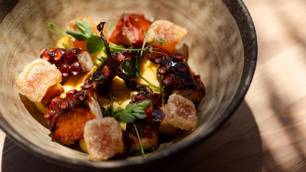Pulpo a la parrilla con puré de ají, torreznos y salsa yakiniku.