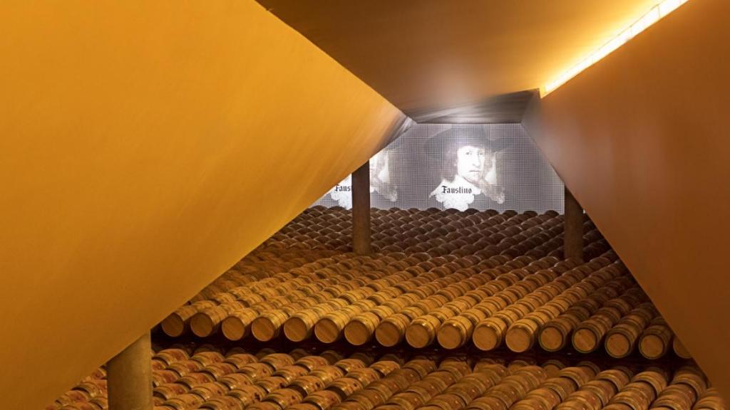 La sala de barricas donde envejecen grandes blancos riojanos.