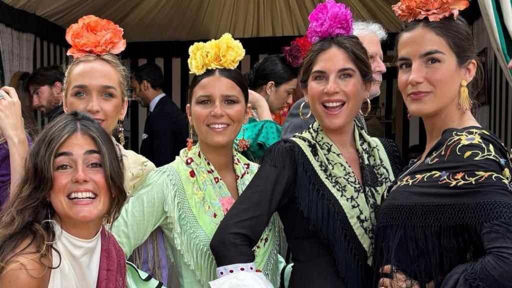 Blanca Llandres junto a su prima Lourdes Montes en la Feria de Abril.