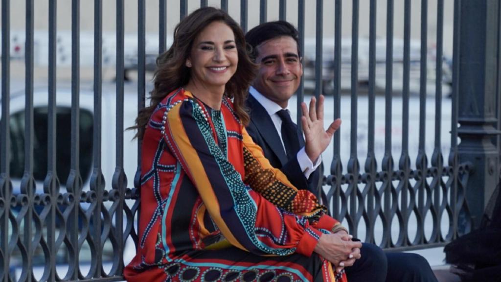 Mariló Montero y su hijo, Alberto Herrera, durante una boda en Sevilla.