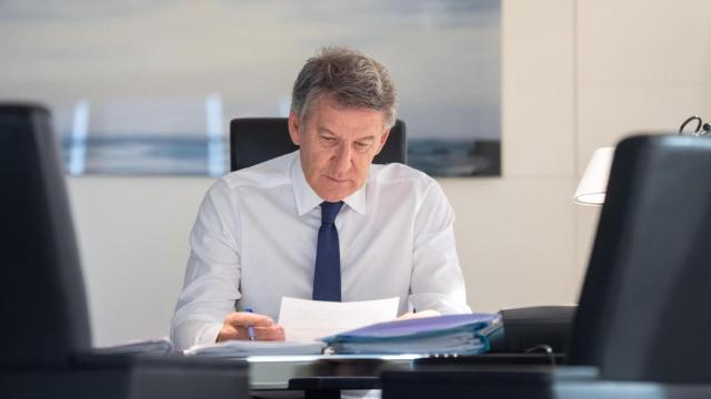 Alberto Núñez Feijóo, presidente del PP, repasando los últimos documentos en su despacho, antes de irse de vacaciones, el pasado jueves.