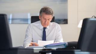 Alberto Núñez Feijóo, presidente del PP, repasando los últimos documentos en su despacho, antes de irse de vacaciones.