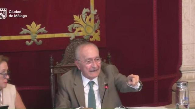 Tensión en el Pleno del Ayuntamiento de Málaga entre De la Torre y vecinos por la limpieza