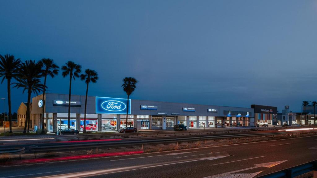 Vista exterior del concesionario de Ford Autovisa.