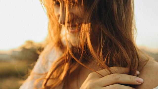 La tendencia definitiva: así es el 'whisky glaze', el tono de efecto rejuvenecedor que ilumina melenas castañas