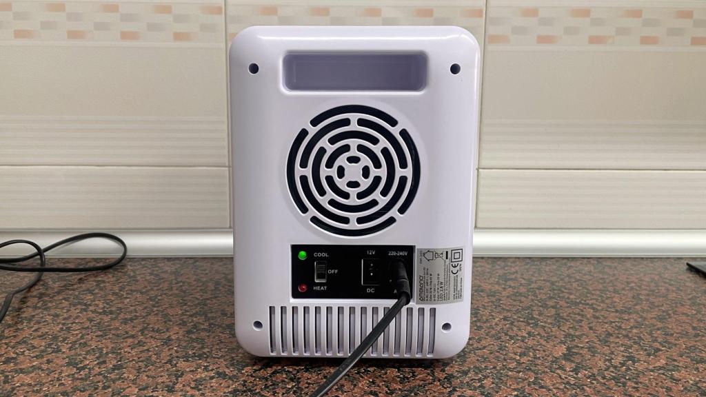 La parte trasera de la mininevera portátil de Aldi.