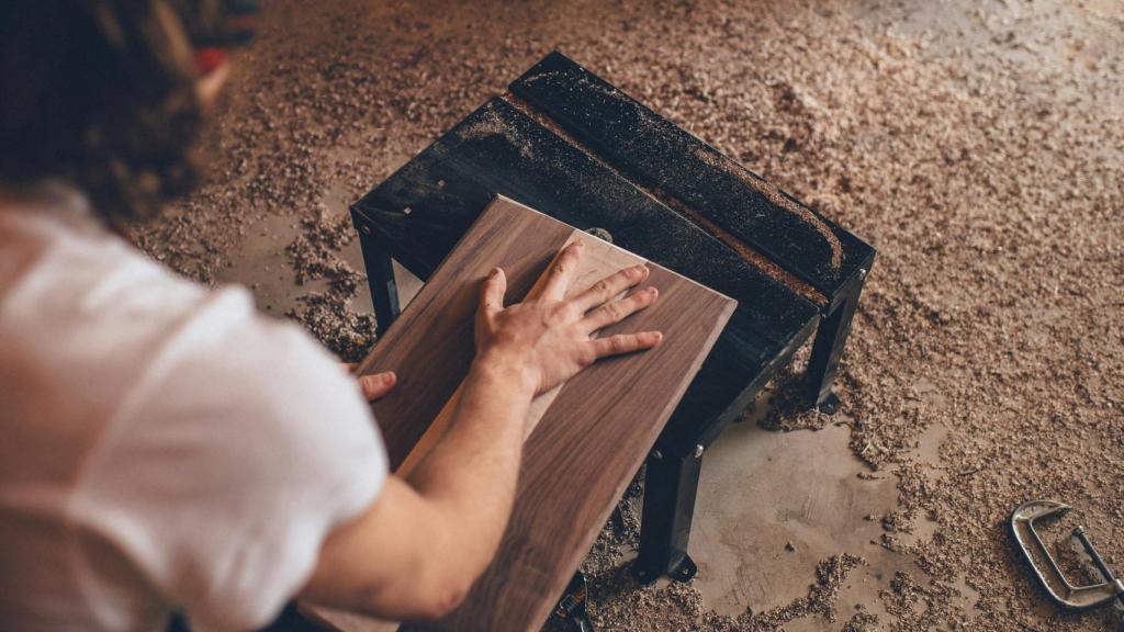 Una persona con un trozo de madera.