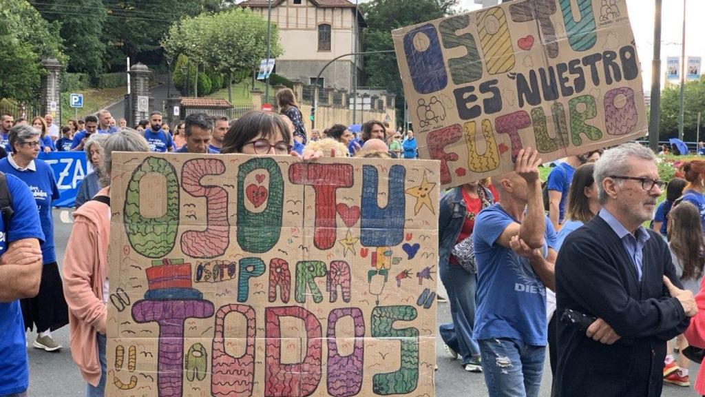 Pancartas en la manifestación de Bilbao, Vizcaya.
