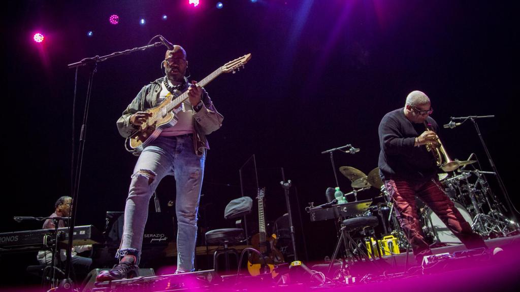 El guitarrista Lionel Loueke y el trompetista Terence Blanchard durante el concierto de Herbie Hancock, este jueves. Foto: Martín Page