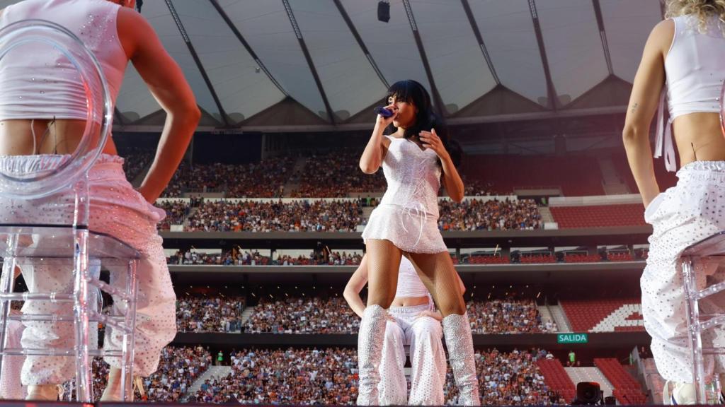 La cantante Aitana durante el concierto ofrecido este jueves en el estadio Metropolitano, en Madrid. EFE/ Juanjo Martin.