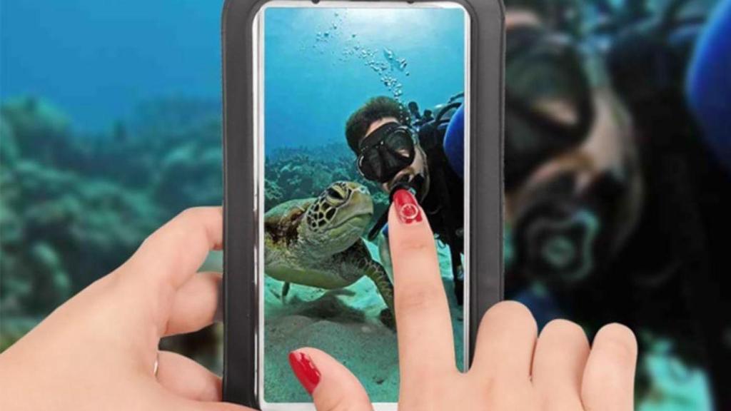 El accesorio que tienes que tener para proteger tu móvil del sol, el agua y la playa este verano