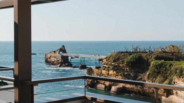 La terraza más codiciada de Biarrtiz: platos típicos como steak tartar o tarama y vistas de infarto al atardecer