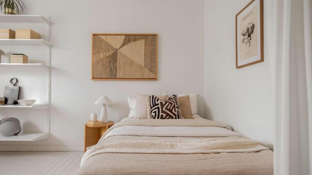 Dormitorio de estilo escandinavo.