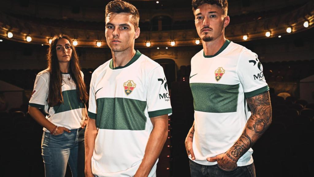 Una camiseta con sentimiento: El Elche incluye ‘Aromas Ilicitanos’ en la franja