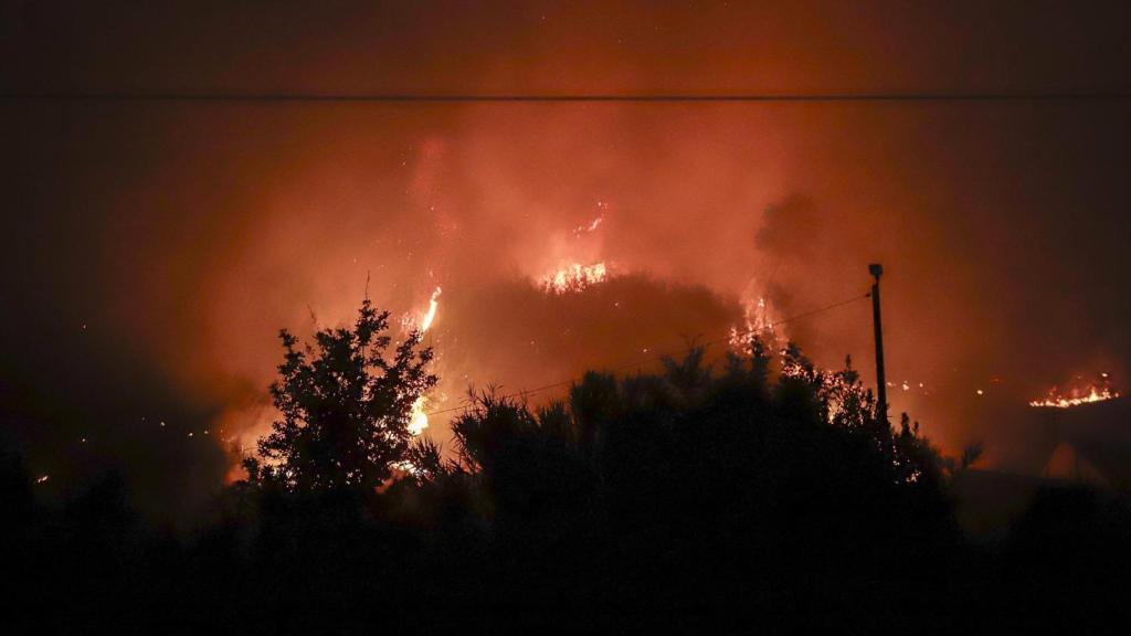 Vista del incendio, a 30 de julio de 2025, en A Cañiza, Pontevedra, Galicia