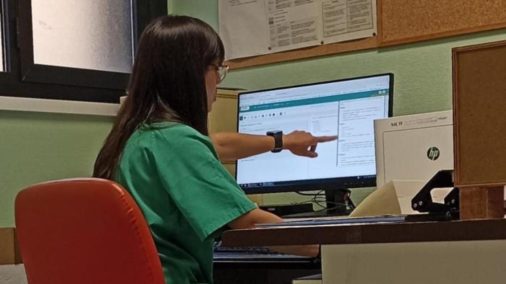 Sandra García explica cómo se utiliza la aplicación.