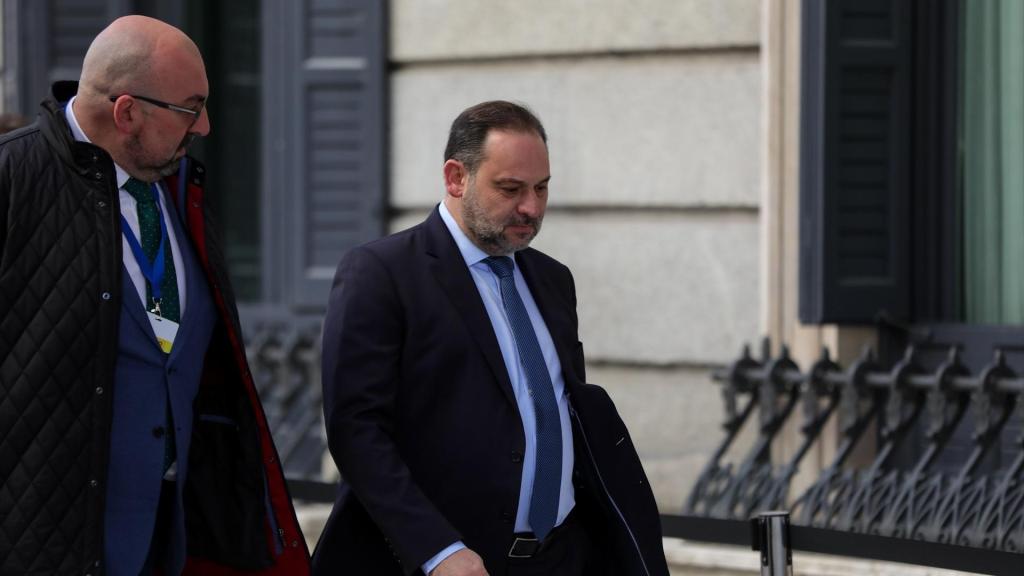 Koldo García Izaguirre (i) y José Luis Ábalos (d) a su llegada al Congreso el 7 de enero de 2020.