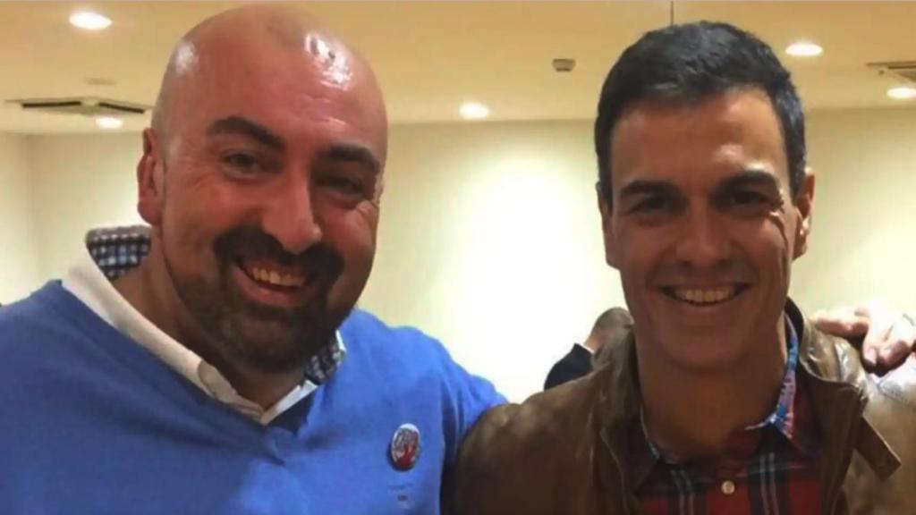 Un joven Koldo García Izaguirre junto a Pedro Sánchez.